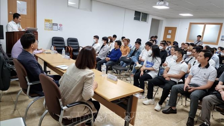 Vietnamese workers in RoK get updates on local legal regulations